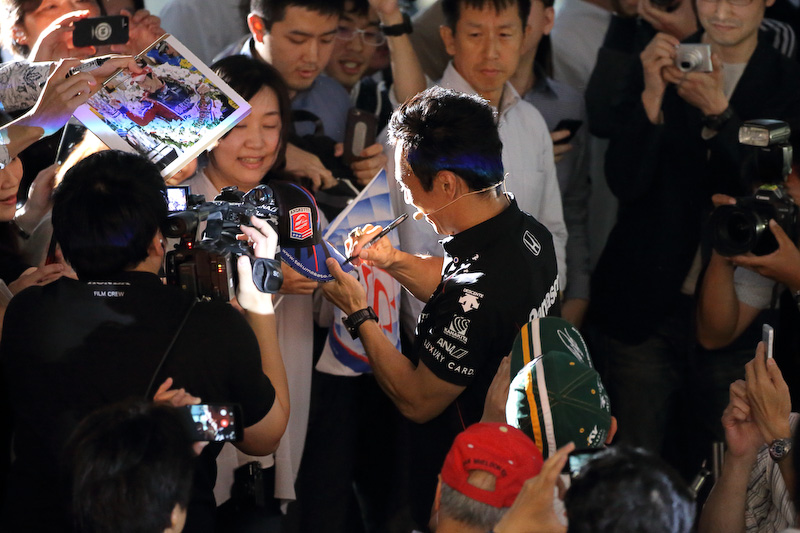 丁寧にファン1人ひとりのリクエストに応え続ける琢磨選手