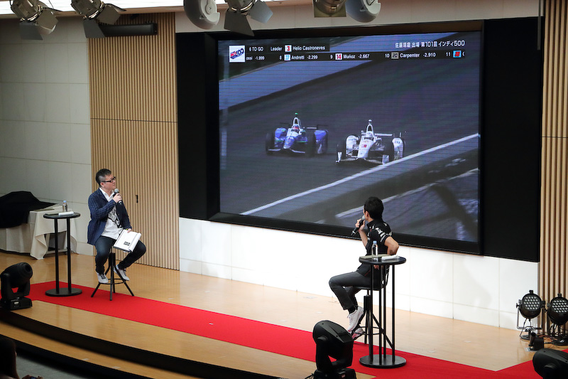 インディカー・シリーズを伝え続ける実況アナウンサーの村田晴郎氏と、インディ500のレースを映像を見ながら語り合う佐藤琢磨選手