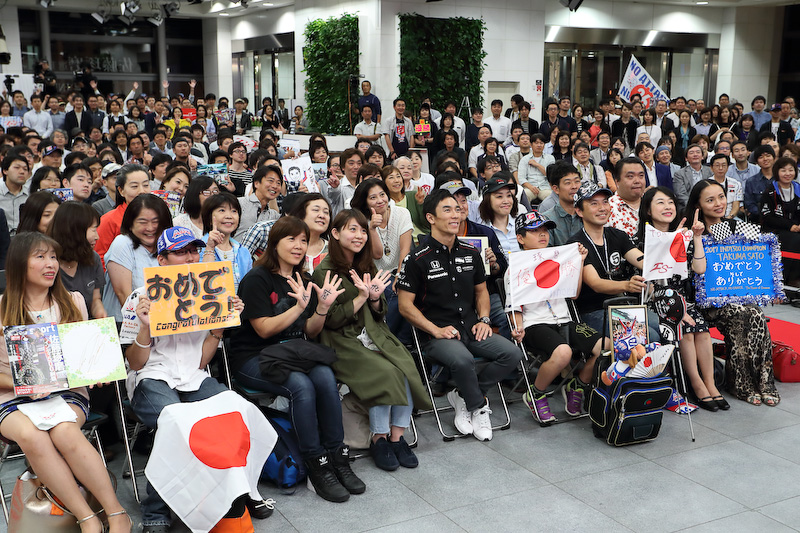 集まったファン全員で記念写真を撮影