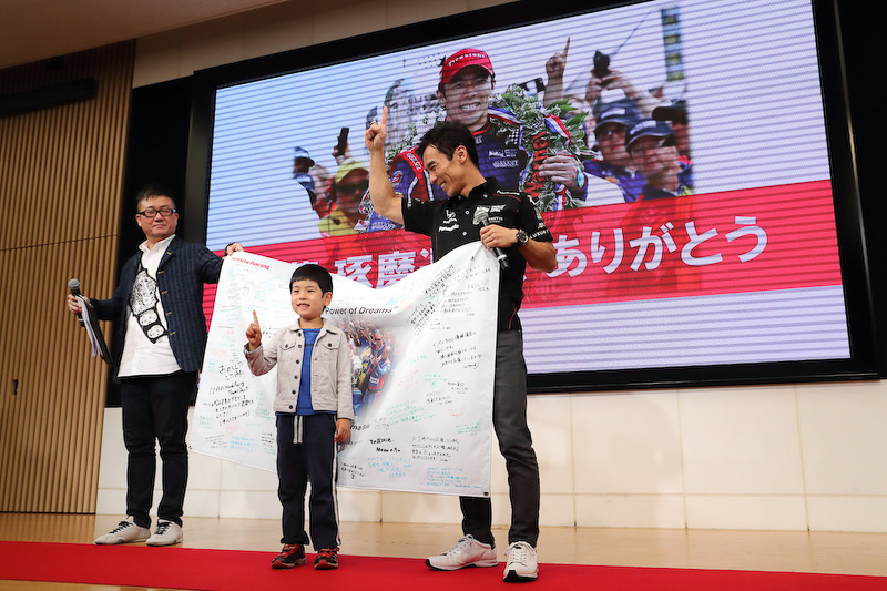 ファンのメッセージが書き込まれた応援フラッグが会場全員の「ありがとう！」の声とともに手渡された