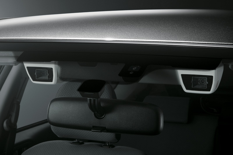 こちらはアイサイト ver.2。正面側の放熱用スリットがなくなっている