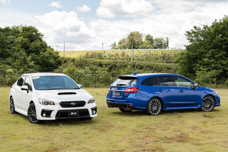 新しい「アイサイト・ツーリングアシスト」を搭載した「WRX S4」（左）と「レヴォーグ」（右）