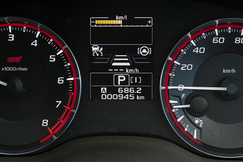 メーターパネル中央のマルチインフォメーションディスプレイにアイサイト・ツーリングアシストの作動状態を表示する