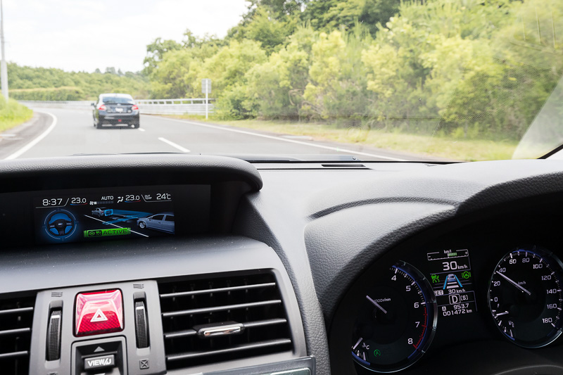 クローズドコースで速度や前走車の動き方などを変えつつ、アイサイト・ツーリングアシストの作動をチェック