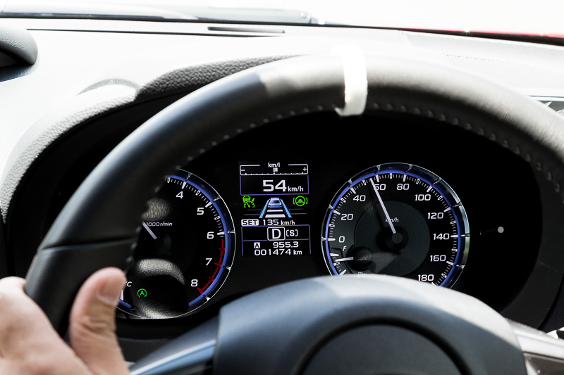 クローズドコースで速度や前走車の動き方などを変えつつ、アイサイト・ツーリングアシストの作動をチェック