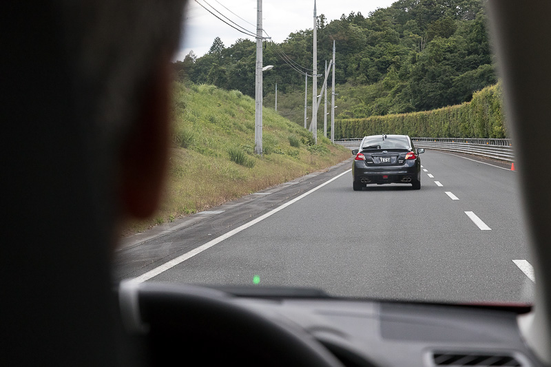 クローズドコースで速度や前走車の動き方などを変えつつ、アイサイト・ツーリングアシストの作動をチェック