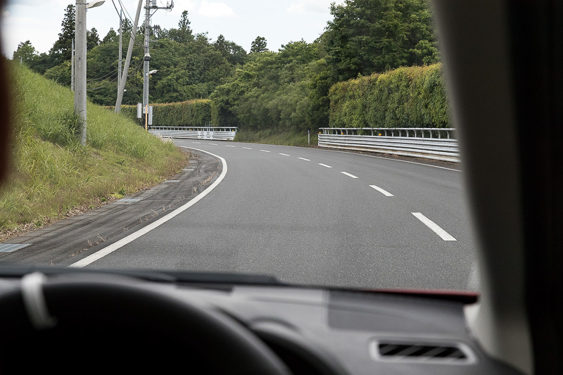 ほかのクルマがいなくても、白線を認識していれば状況に応じてステアリング制御が行なわれる