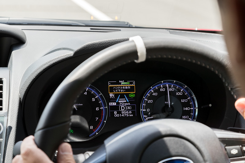 ほかのクルマがいなくても、白線を認識していれば状況に応じてステアリング制御が行なわれる