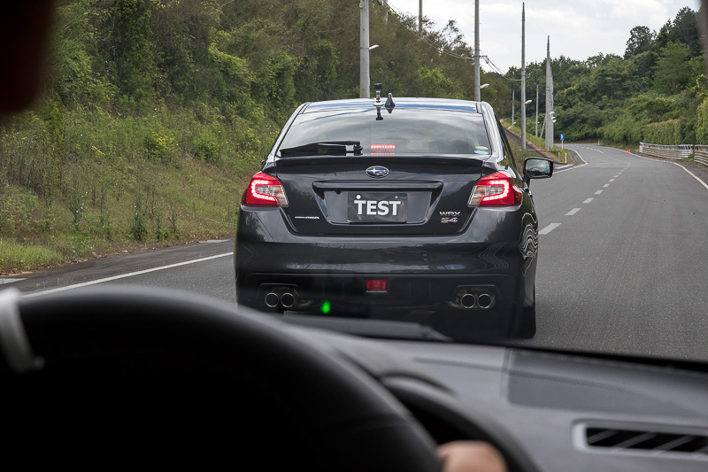 試乗では前走車が車線変更したり、高速道路から下りるランプウェイを走る想定で進路を変えるシチュエーションも用意されたが、ステレオカメラがはっきりと引かれた車線を認識しているので前走車には追従せず、そのまま直進状態をキープした