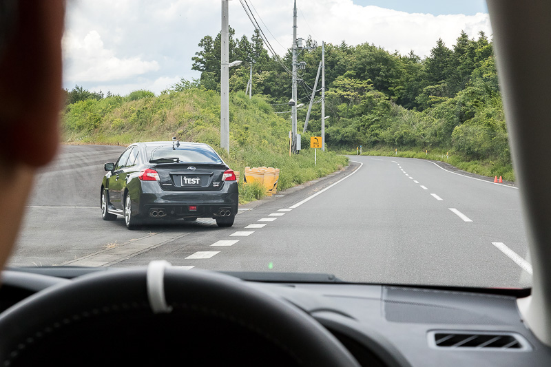 試乗では前走車が車線変更したり、高速道路から下りるランプウェイを走る想定で進路を変えるシチュエーションも用意されたが、ステレオカメラがはっきりと引かれた車線を認識しているので前走車には追従せず、そのまま直進状態をキープした