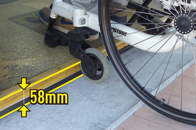 縁石にタイヤサイド部を接触させてバスを停めた場合の段差は58mm