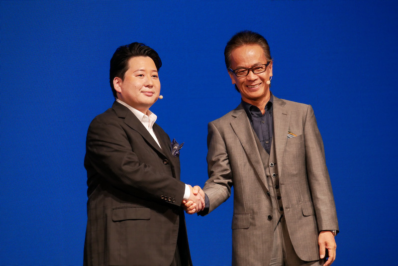 提携を発表し握手する、トヨタ自動車株式会社 専務役員でコネクティッドカンパニー プレジデントの友山茂樹氏（右）とLINE株式会社の枡田淳氏（左）