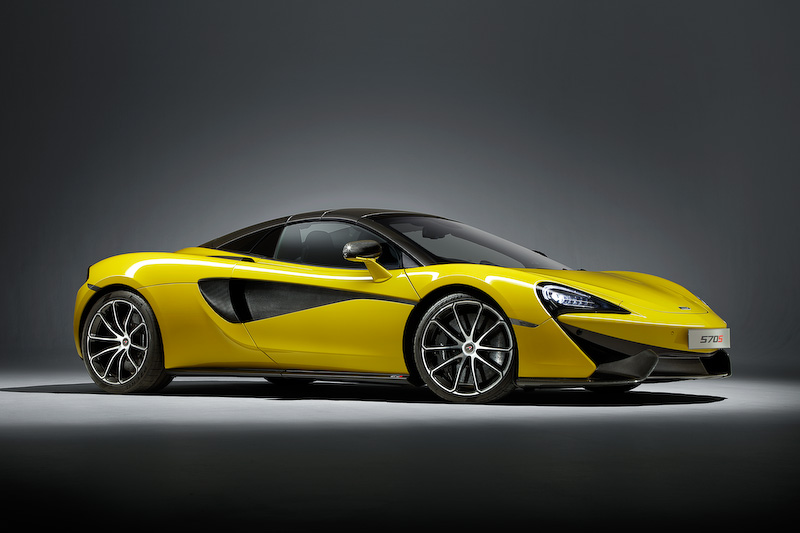 ボディカラーについては、570S スパイダーの発表に合わせて「キュラソー・ブルー」「ベガ・ブルー」「シシリアン・イエロー」の3色が新たに加わった