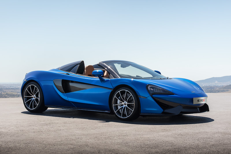 570S スパイダーのボディサイズは4530×2095×1202mm（全長×全幅×全高。全幅はミラー展開時）、ホイールベース2670mm。乾燥重量は1359kg