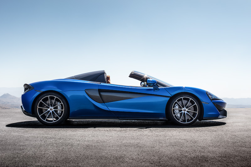 570S スパイダーのボディサイズは4530×2095×1202mm（全長×全幅×全高。全幅はミラー展開時）、ホイールベース2670mm。乾燥重量は1359kg