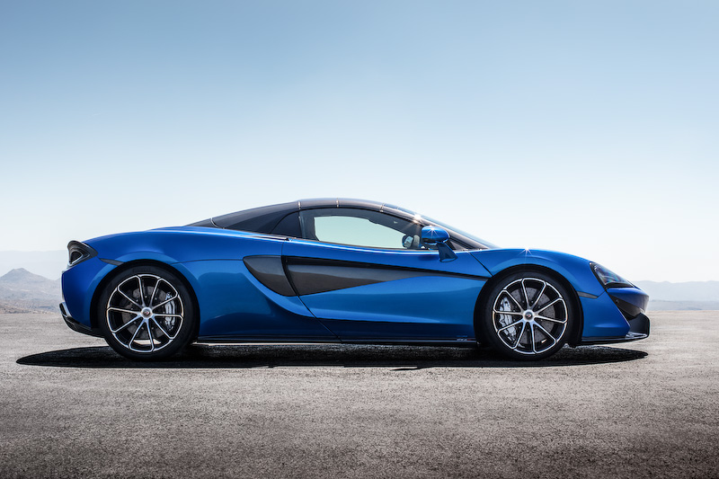 570S スパイダーのボディサイズは4530×2095×1202mm（全長×全幅×全高。全幅はミラー展開時）、ホイールベース2670mm。乾燥重量は1359kg