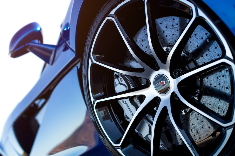 570S スパイダーのボディサイズは4530×2095×1202mm（全長×全幅×全高。全幅はミラー展開時）、ホイールベース2670mm。乾燥重量は1359kg