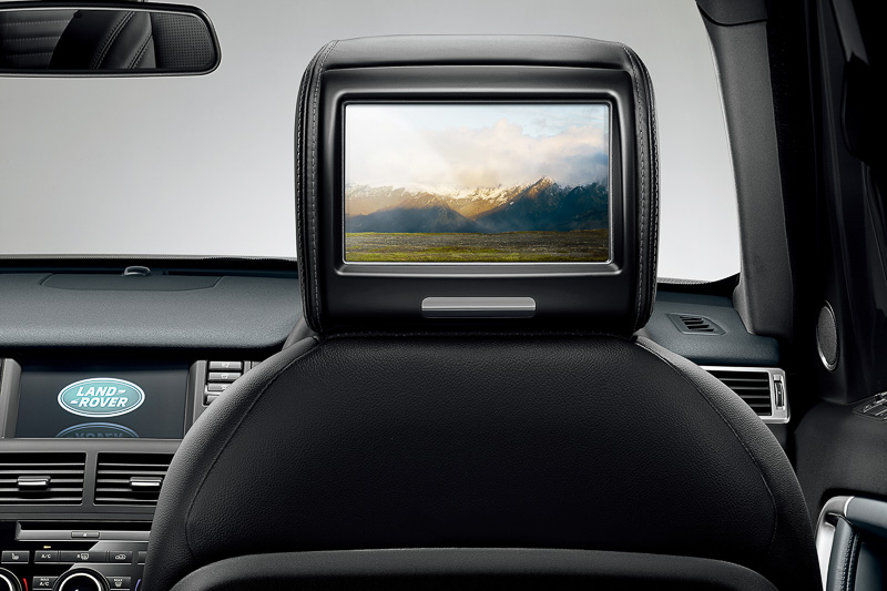 フロントシートのヘッドレストに8インチスクリーンを埋め込む「リアシート・エンターテインメント・システム」