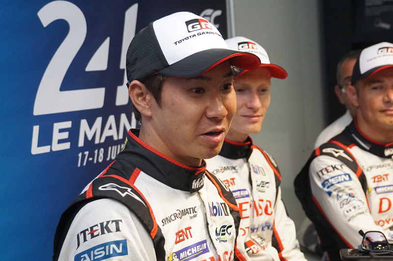 コースレコードでポールポジションを獲得し、記者会見で答える小林可夢偉選手