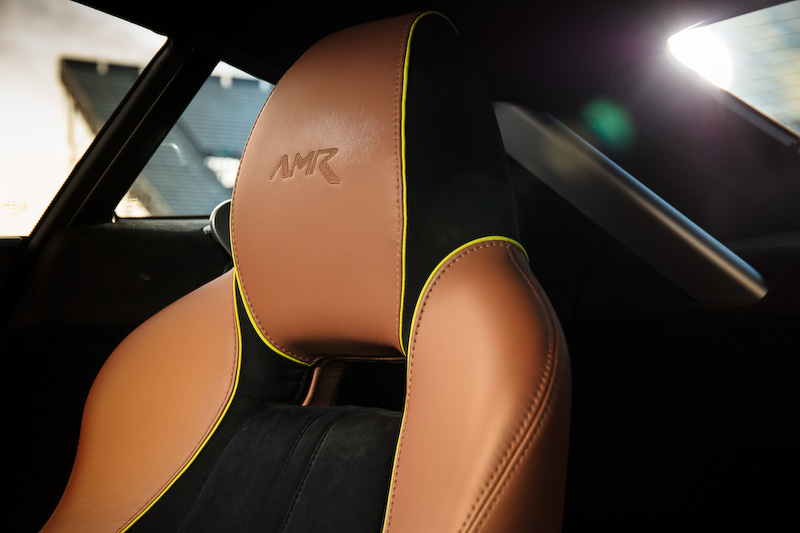 V8エンジンを搭載するヴァンテージ AMR