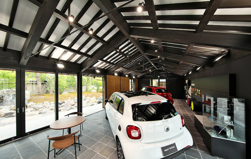 カフェ「.S」（ドットエス）を併設し、近隣住民や観光客も気軽に立ち寄れる空間に仕上げた