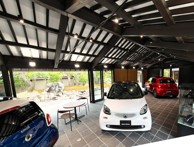 カフェ「.S」（ドットエス）を併設し、近隣住民や観光客も気軽に立ち寄れる空間に仕上げた