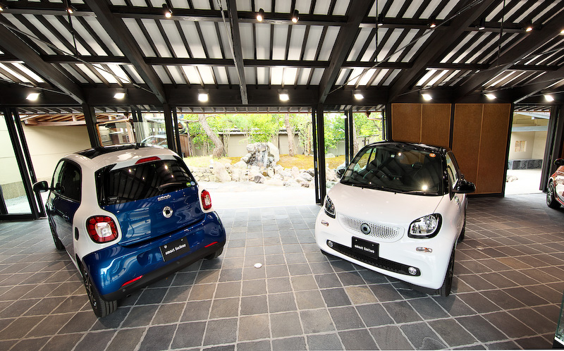 カフェ「.S」（ドットエス）を併設し、近隣住民や観光客も気軽に立ち寄れる空間に仕上げた