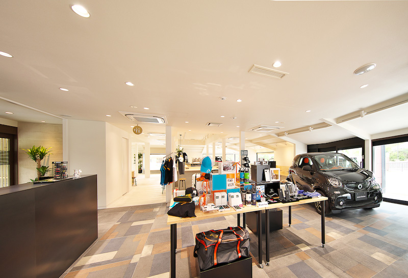 カフェ「.S」（ドットエス）を併設し、近隣住民や観光客も気軽に立ち寄れる空間に仕上げた