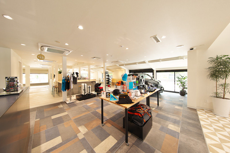 カフェ「.S」（ドットエス）を併設し、近隣住民や観光客も気軽に立ち寄れる空間に仕上げた