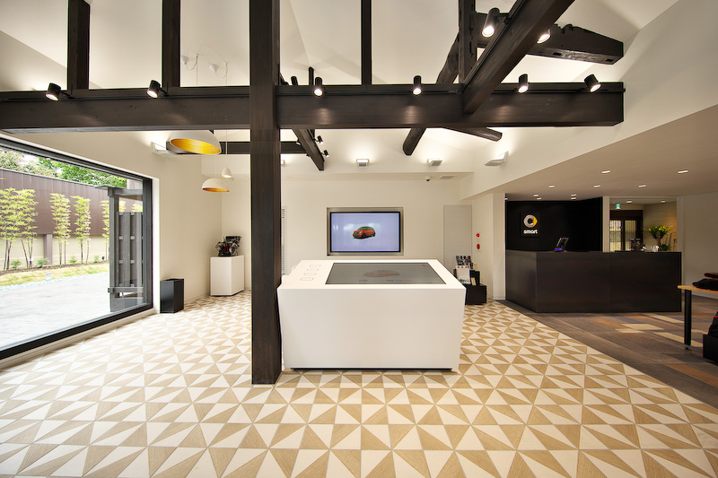 カフェ「.S」（ドットエス）を併設し、近隣住民や観光客も気軽に立ち寄れる空間に仕上げた