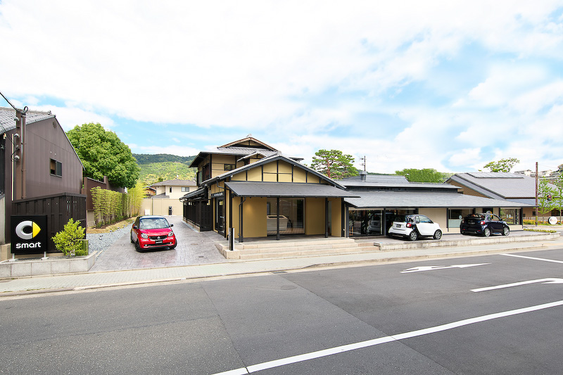 「smart center 京都, the garden」の外観。展示台数は国内最大となる10台