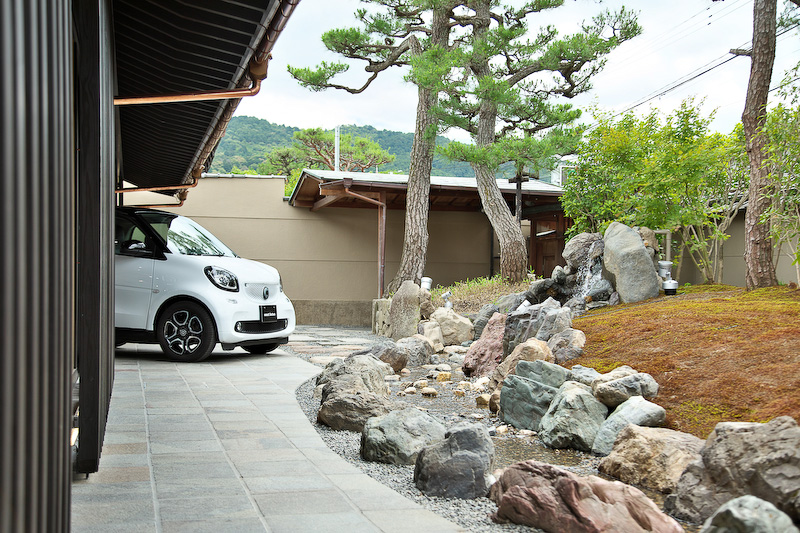 「smart center 京都, the garden」の外観。展示台数は国内最大となる10台