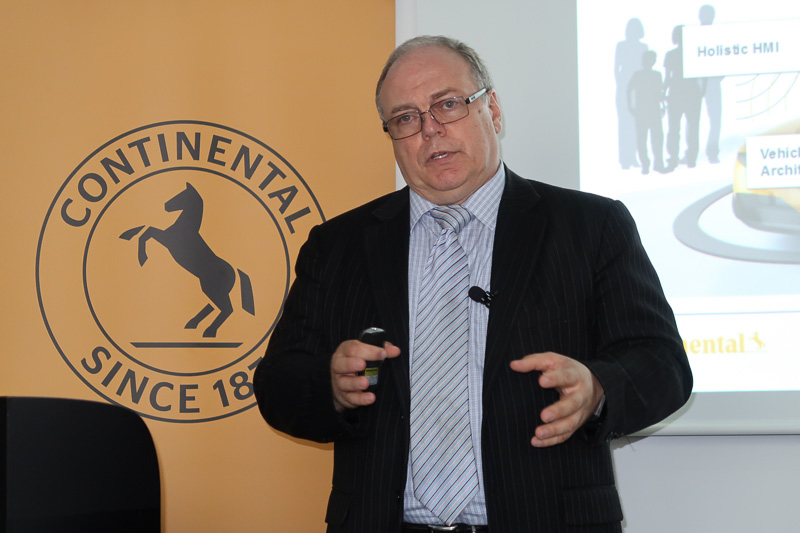 「OTAアップデート」や英インマルサットとのコラボレーションについて解説するヒーブル氏