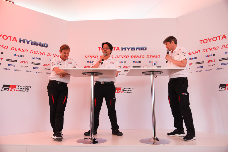 司会（右）が登壇者に質問していく形式でプレスカンファレンスが進行していった。左から、Toyota Motorsport GmbH テクニカルダイレクター パスカル・バスロン氏、トヨタ自動車株式会社 GR開発部 部長 村田久武氏