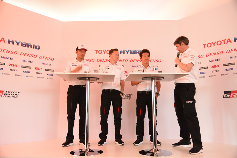 トヨタ7号車のクルー。左から、ステファン・サラザン選手、小林可夢偉選手、マイク・コンウェイ選手