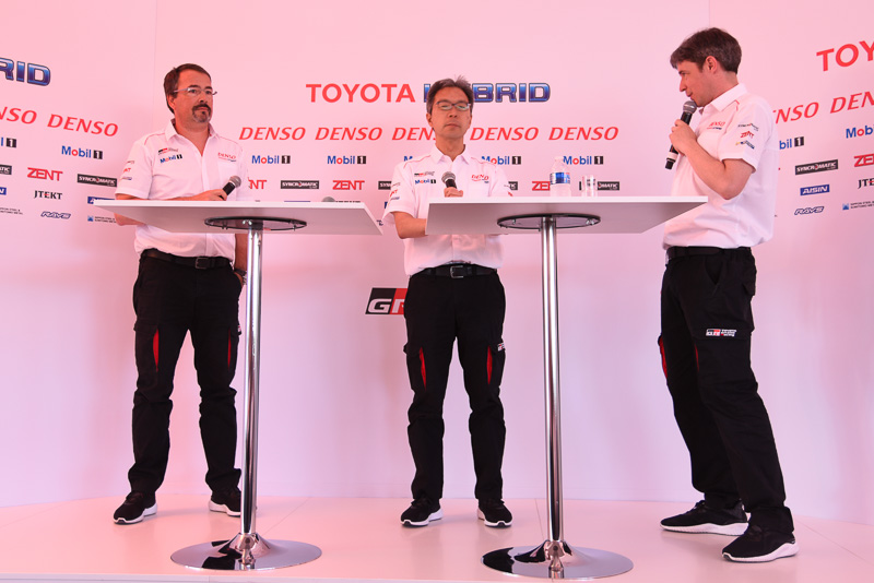 左から、Toyota Motorsport GmbH 副社長 兼 ビジネスダイレクター ロブ・レウペン氏、トヨタ自動車株式会社 TOYOTA GAZOO Racing代表 佐藤俊男氏
