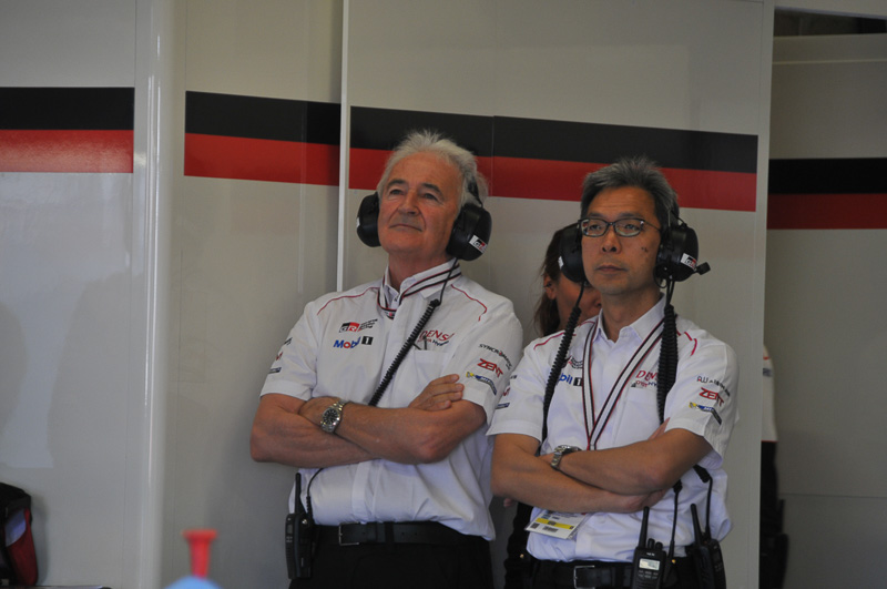 ウォームアップ走行を見つめるトヨタチーム首脳陣