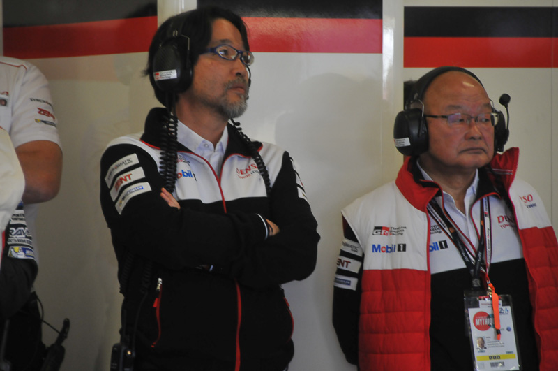 ウォームアップ走行を見つめるトヨタチーム首脳陣