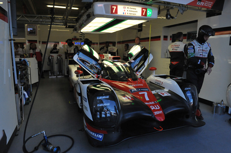 ウォームアップ走行2番手の7号車 トヨタ TS050 HYBRID（マイク・コンウェイ/小林可夢偉/ステファン・サラザン組）