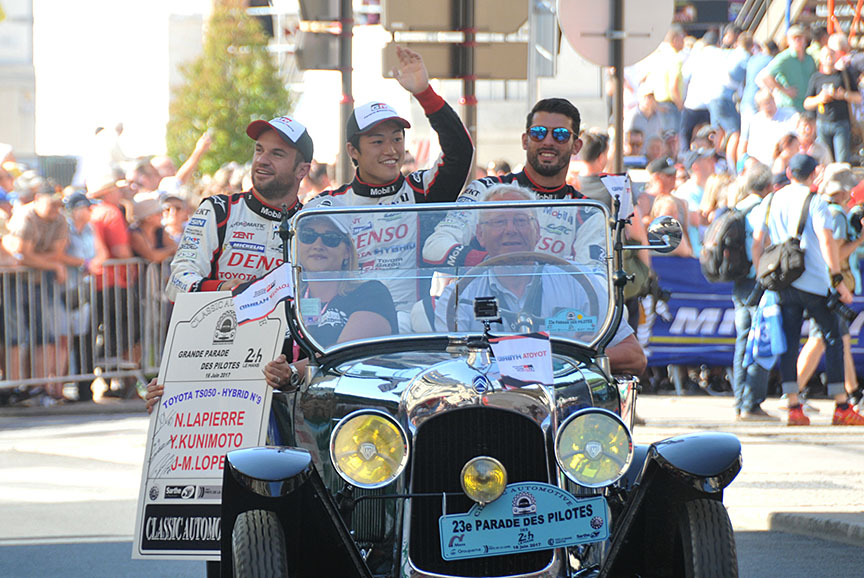 トヨタ9号車のクルー。左から、ホセ・マリア・ロペス選手、国本雄資選手、ニコラス・ラピエール選手