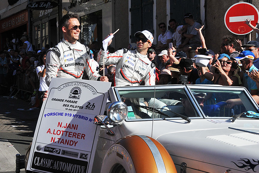 多くの市民がパレードを楽しんだ