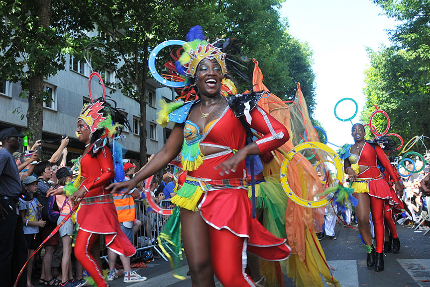 多くの市民がパレードを楽しんだ