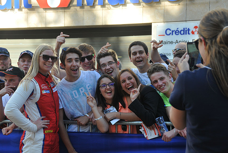 多くの市民がパレードを楽しんだ