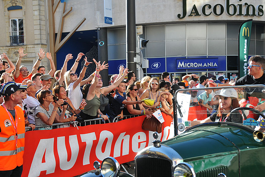 多くの市民がパレードを楽しんだ