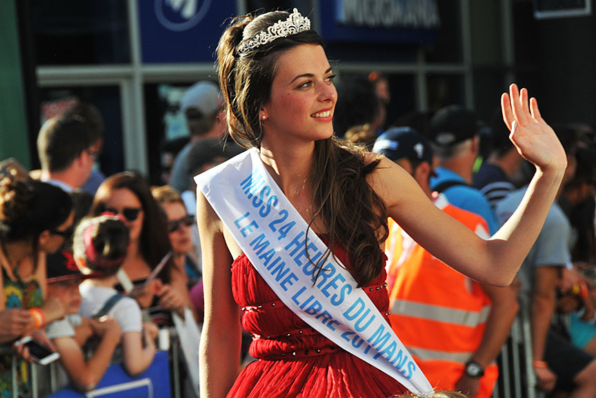 華やかな雰囲気のなかでパレードは行なわれた