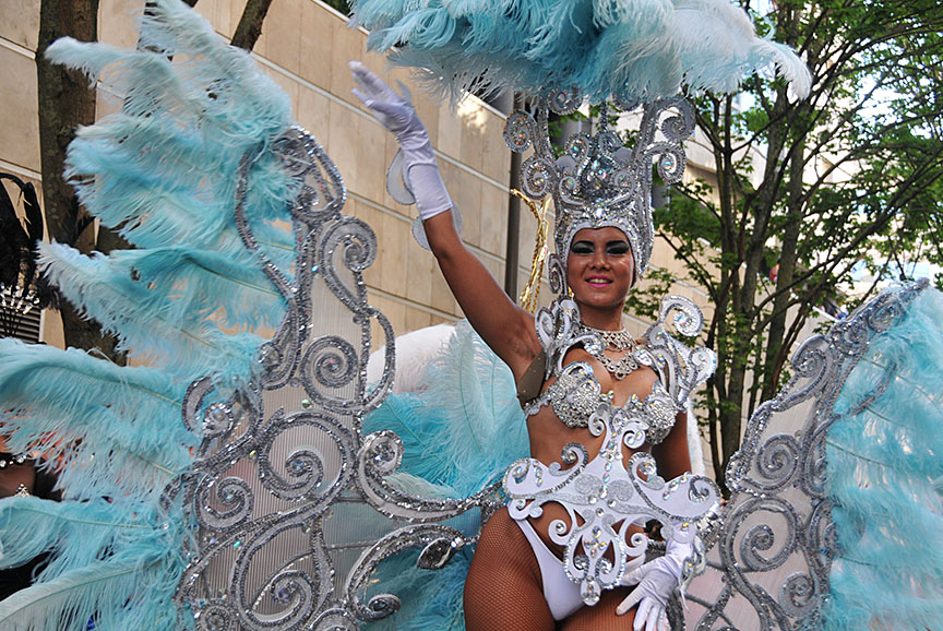 多くの市民がパレードを楽しんだ