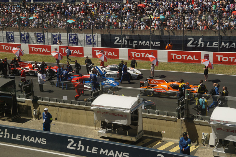 グリッドに続々とレコノサンスラップを終えた車両が到着