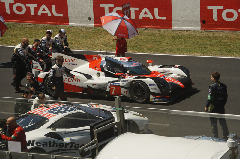 グリッドに向かう7号車 トヨタ TS050 HYBRID