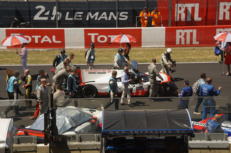 グリッドに向かう2号車 ポルシェ 919 Hybrid、手前に並んでいる並び方がル・マン式スタートの並び方