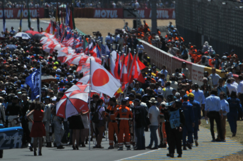 フロントローに2本の日の丸が掲げられた